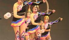 娱乐吃瓜君表演杂技