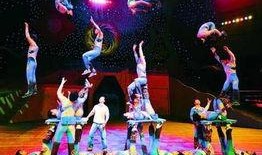 娱乐吃瓜君表演杂技